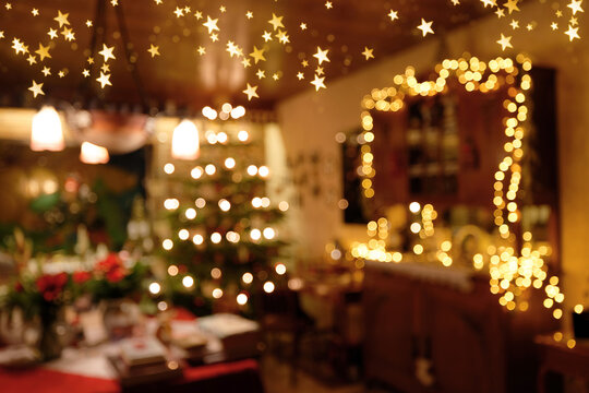 Weihnachtliche Wohnraumszene mit Deckensternlichtern in abstrakter Unschärfe