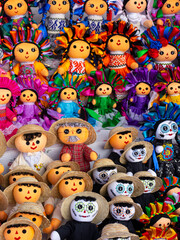 Fototapeta premium variedad de muñecas y muñecos tradicionales mexicanos 