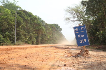 Placa indicativa de quilometragem na BR- 319, rodovia que liga Manaus a porto Velho. Foto feita em...