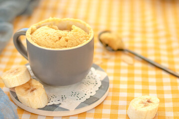 mini cake. Breakfast in a mug. selective focus. homemade Portioned Banana mugcake in small mugs. Easy sweet baking in the microwave idea, With fresh bananas, nuts. Muffin with banana slices cooked 