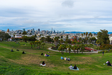 Fototapeta na wymiar Mission Dolores Park with San Francisco Skyline