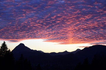 Abendrot mit Schäfchenwolken über Bergen