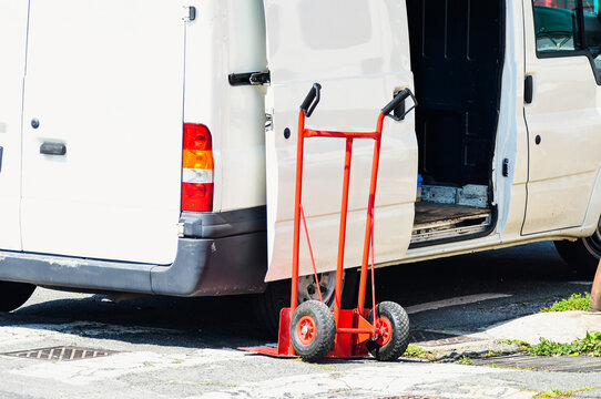 Furgone per le consegne e carrello rosso  per i trasporto di pacchi