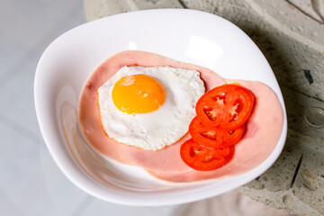 Huevo estrellado con jamón y jitomate 