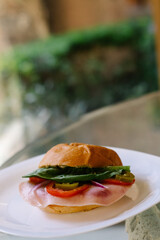 Sandwich de jamón con lechuga y jitomate 