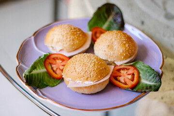 Bollos con jamón, jitomate y lechuga 