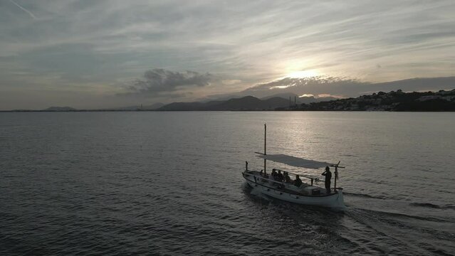 Atardecer Barco llaut Mallorca alcudia50fps (Formato D-log para edici&oacute;n y correcci&oacute;n de color profesional)