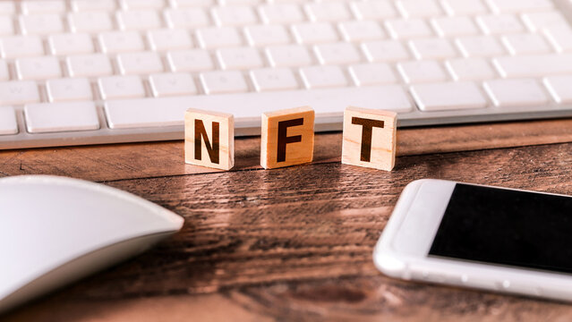 Lettres sur pi&egrave;ces en bois : acronyme NFT