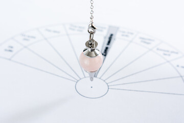 Pendule divinatoire en quartz rose.