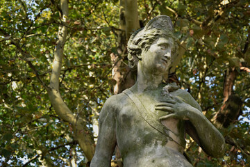 Fototapeta na wymiar statue of a woman
