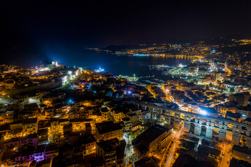 Obraz premium Aerial view the city of Kavala at night, in northern Greece