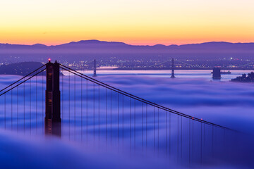 Fototapeta na wymiar Fog and Golden Gate Bridge
