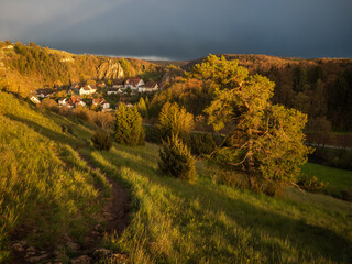 Letzte Sonnenstrahlen kurz nach Gewitter vor Sonnenuntergang im Bayerischen Jura
