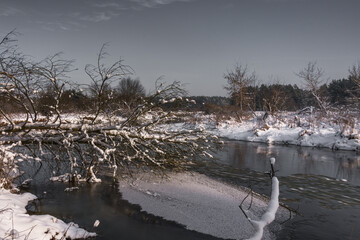 Rzeka warta zimą  - obrazy, fototapety, plakaty