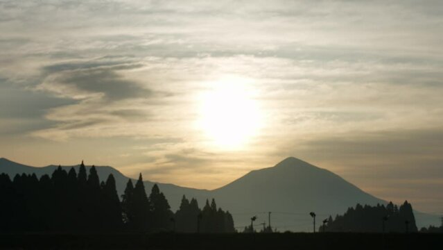 朝日が上る早朝の高千穂峰の景色
