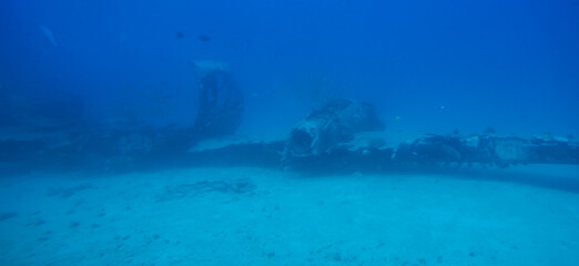 Obraz premium Plane wreck lying on the ocean floor in Mamala Bay near Waikiki Beach in Honolulu, Hawaii