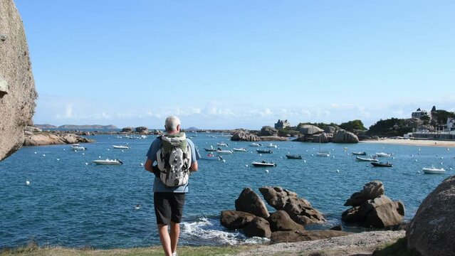 Randonneur sur le GR34 c&ocirc;te de granit rose &agrave; Tr&eacute;gastel France- 4K