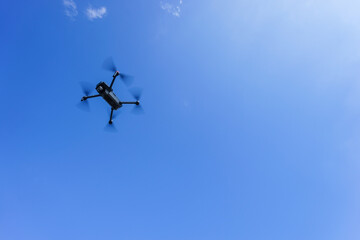 飛行するドローン