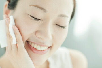若い女性　スキンケア