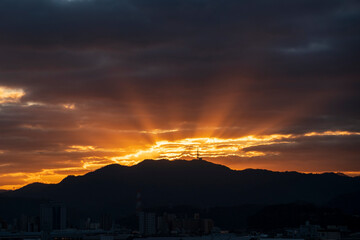 広島市内から見る夜明けの絵下山