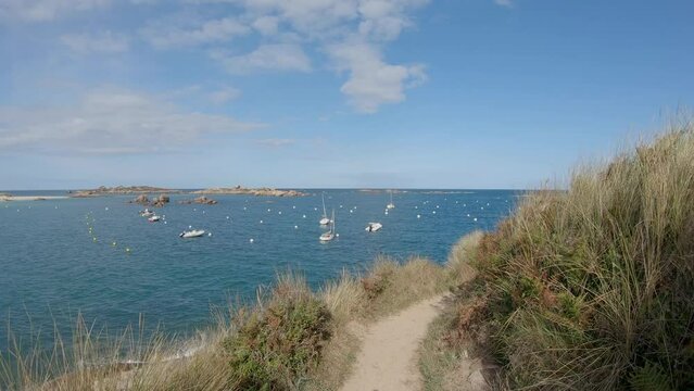 Magnifique paysage de mer sur la c&ocirc;te bretonne &agrave; Tr&eacute;gastel France - 4K