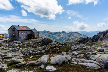 2022 06 04 CimaDasta alpine hut among the granite peaks 2