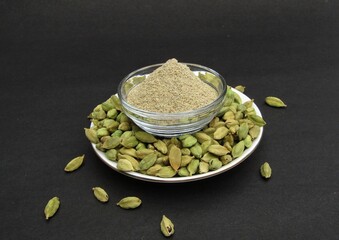 Green cardamom and powder 