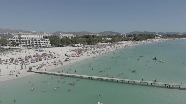 Mallorca playa ba&ntilde;o ba&ntilde;andose puerto Alcudia 50fps (Formato D-log para edici&oacute;n y correcci&oacute;n de color profesional)
