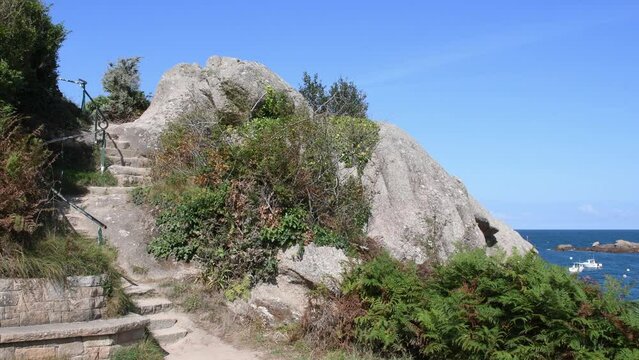 Randonneurs sur le GR34 &agrave; Tr&eacute;gastel en Bretagne - 4K