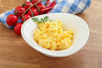 Scrambledd egg in the bowl
