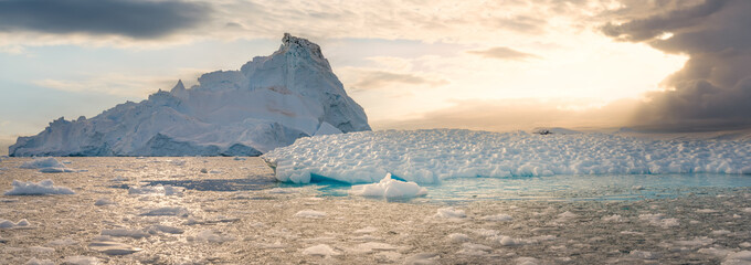 Naklejka premium antarktische Eisberg Landschaft in der Cierva Cove - ein tiefer Meeresarm an der Westseite der Antarktischen Halbinsel, umringt von rauen Bergen und dramatischen Gletscherfronten