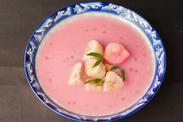 Banana compote, a snack that we will often encounter, is sold on the roadside, especially during the month of Ramadan.