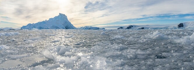 antarktische Eisberg Landschaft in der Cierva Cove - ein tiefer Meeresarm an der Westseite der...