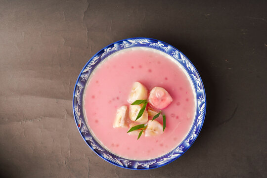 Banana compote, a snack that we will often encounter, is sold on the roadside, especially during the month of Ramadan.