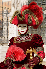 Fototapeta na wymiar Kostümierte Frau, traditionelle venezianische Maske, Karneval in Venedig, Venetien, Italien