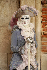 Fototapeta na wymiar Kostümierter Mann mit traditioneller venezianischer Maske, Karneval in Venedig, Venetien, Italien