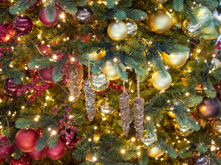 Fototapeta na wymiar many Christmas toys on the Christmas tree
