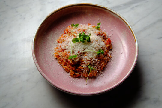 Cherry tomato sugo risoni in a pink bowl