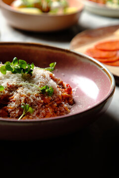 Cherry tomato sugo risoni in a pink bowl
