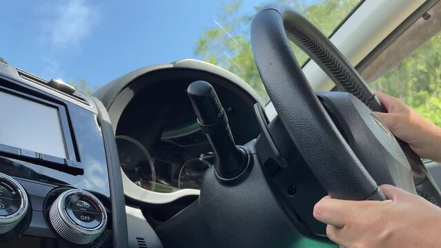晴れの日の山道を走る車の運転シーン