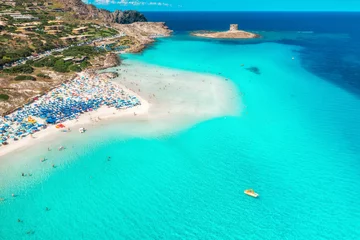 Fotobehang La Pelosa Strand, Sardinië, Italië Bovenaanzicht van prachtig zeegezicht. Luchtfoto van het witte zandstrand La Pelosa en zwemmende mensen in transparant blauw water. Sardinië, Italië