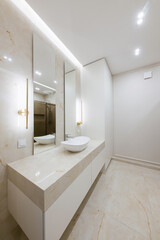 Fototapeta na wymiar water sink with mirror and lighting in the bathroom