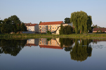 Fototapeta na wymiar Dosseteich und alte Gebaeude in Wittstock