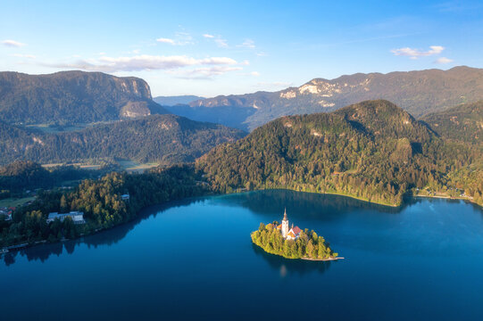 Aussicht auf die Kirche Mari&auml; Himmelfahrt auf der Insel im Bleder See in Slowenien