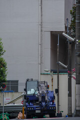 クレーン車が控える