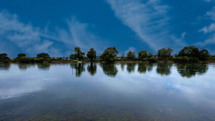 Blick auf die Donau bei bewölktem Himmel in Niederbayern