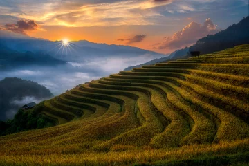 Photo sur Plexiglas Mu Cang Chai Beau paysage de rizières en terrasse à Mu Cang Chai dans le nord du Vietnam avec de la brume pendant l& 39 heure du lever du soleil. Paysages vietnamiens.