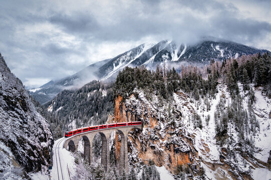 Landwasserviadukt in Filisur bei Winter mit Zug