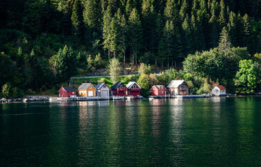 Bootshäuser und Bootsanleger am Ufer des Sognefjord