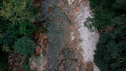 Fondo de pantalla de naturaleza. Río y colores verdes en Asturias
